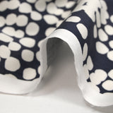 Satin de viscose fin imprimé cachemire de pois fond marine