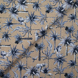 Lin et coton imprimé jungle et palmiers bleu fond grège