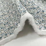 Coton matelassé double face Mayla fleurs bleu fond blanc au mètre