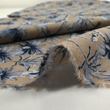 Lin et coton imprimé jungle et palmiers bleu fond grège