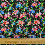 Forro de sarga de viscosa estampado con campos de flores, fondo negro
