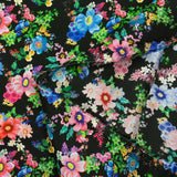 Forro de sarga de viscosa estampado con campos de flores, fondo negro