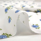 Coton imprimé les fleurs de Lou bleu fond blanc