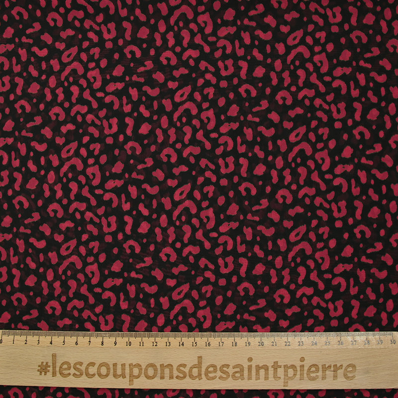 Mousseline imprimée léopard framboise fond noir