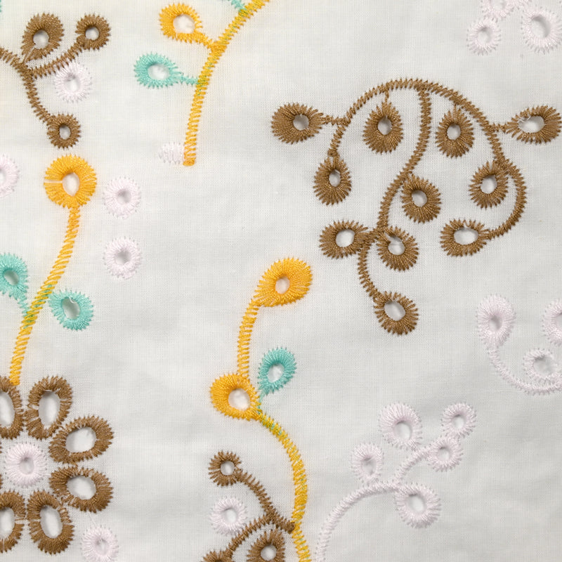 Broderie anglaise colorée marron et rose pâle fond blanc