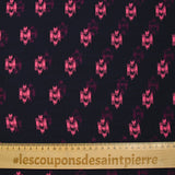 Mousseline imprimée ikat rose fluo fond bleu nuit