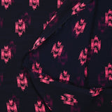 Mousseline imprimée ikat rose fluo fond bleu nuit