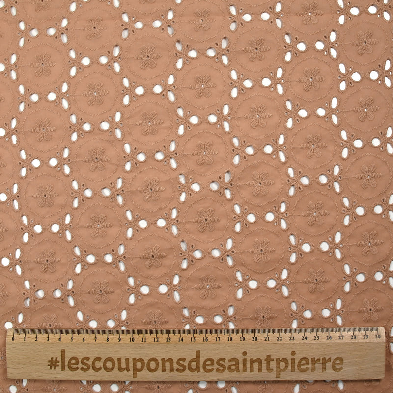 Broderie anglaise festonnée Alice noix de muscade