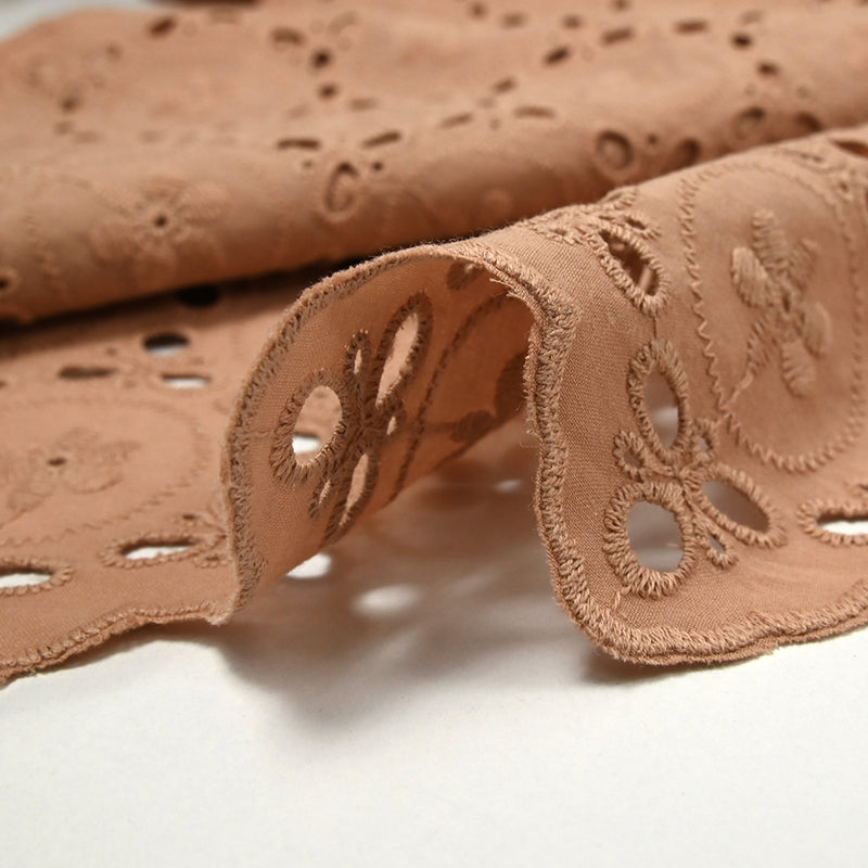 Broderie anglaise festonnée Alice noix de muscade