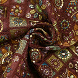 Satin lourd brodé et sequins patchwork fond bordeaux au mètre