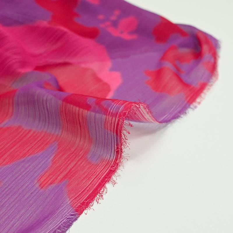 Mousseline polyester imprimée carte rouge et rose fond violet