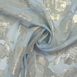 Mousseline de soie jacquard lancé découpé fleurs fond bleu clair