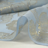 Mousseline de soie jacquard lancé découpé fleurs fond bleu clair