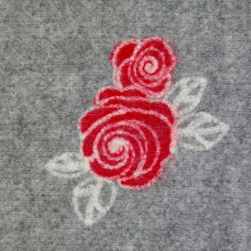 Caban polyester rose rouge feutré fond gris clair