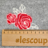 Caban polyester rose rouge feutré fond gris clair