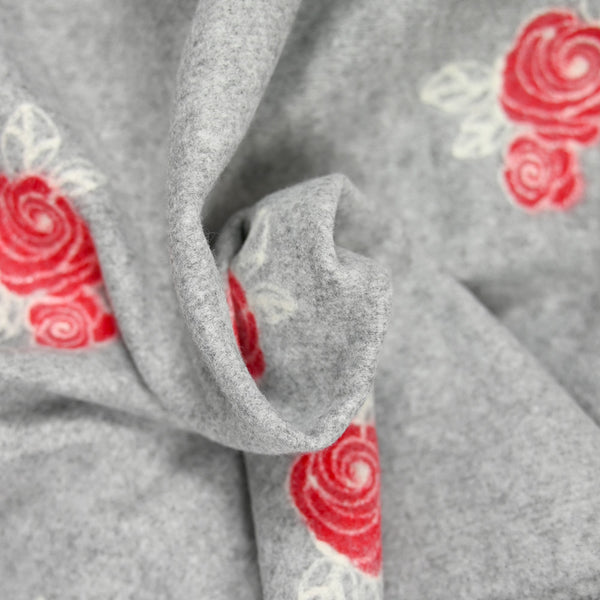 Caban polyester rose rouge feutré fond gris clair