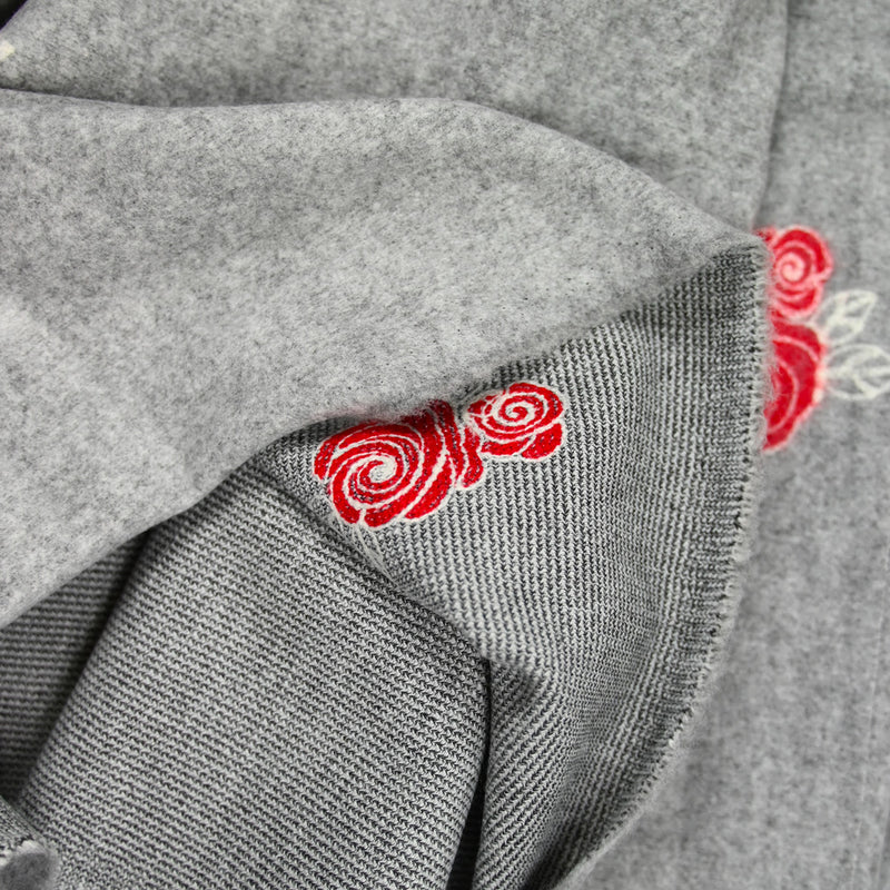 Caban polyester rose rouge feutré fond gris clair