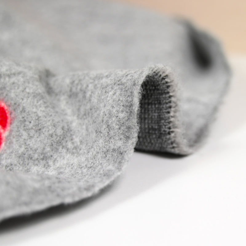 Caban polyester rose rouge feutré fond gris clair