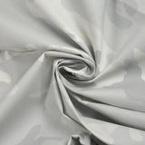 Sergé de coton élasthanne camouflage gris fond blanc
