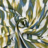 Crêpe viscose imprimé ondes abstraites vert et bleu fond blanc