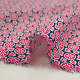 Viscose imprimée fleurs du Japon fond marine