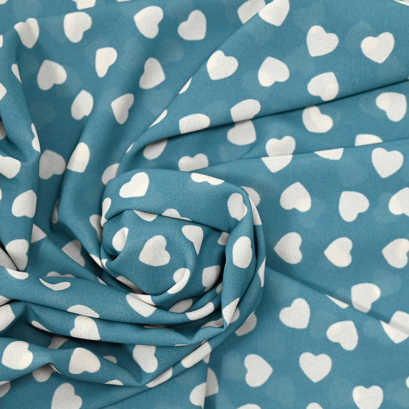 Mousseline de polyester imprimée coeur fond bleu