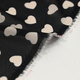 Mousseline de polyester imprimée coeur fond noir