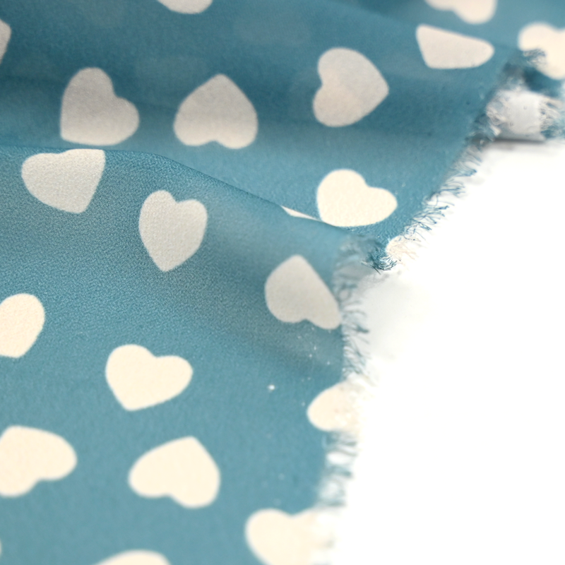 Mousseline de polyester imprimée coeur fond bleu