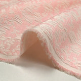 Jacquard de polycoton liaison de fleurs fond rose