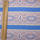 Viscosa estampada raya ornamental fondo azul cielo