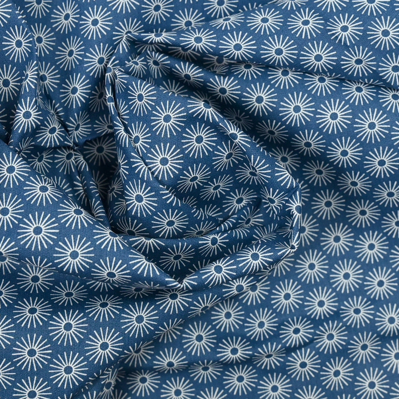 Popeline de coton imprimée soleil fond bleu