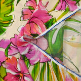 Voile de viscose imprimé Hawaiian hibiscus rose fond ivoire