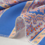 Viscosa estampada raya ornamental fondo azul cielo