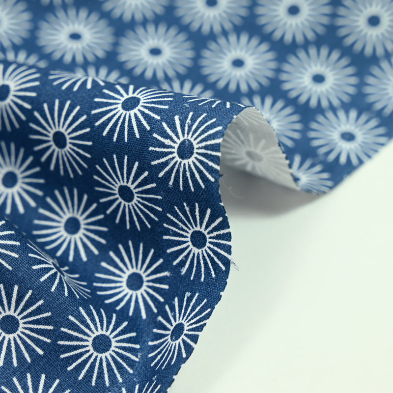 Popeline de coton imprimée soleil fond bleu