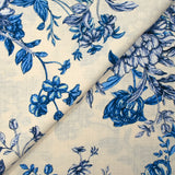 Viscose tissée imprimée fleurs enchantées bleu fond écru