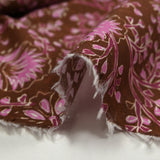 Coton indien imprimé liane de fleurs lilas fond marron