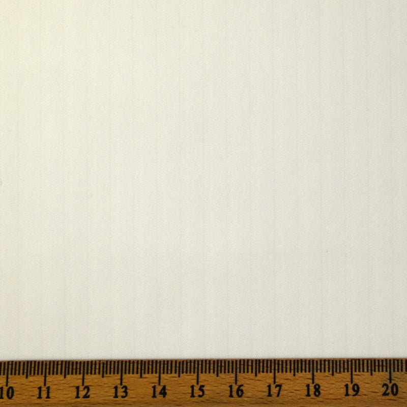 Polyester fines rayures ton sur ton blanc cassé