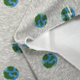 Sudadera con peluche verde tierra sobre fondo gris jaspeado
