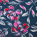 Sudadera con flores rosas y rojas sobre fondo marino