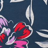 Sudadera con flores rosas y rojas sobre fondo marino
