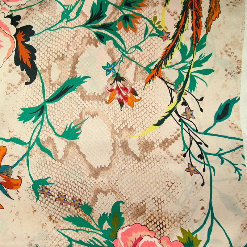 Satin de soie imprimé paon fond rose antique