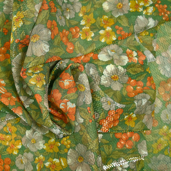 Maille polyester lamé fleurs orange et vert fond vert prairie