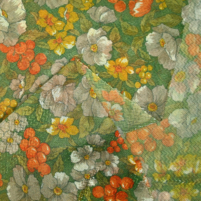 Maille polyester lamé fleurs orange et vert fond vert prairie