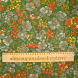 Maille polyester lamé fleurs orange et vert fond vert prairie