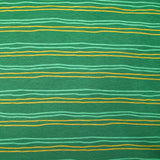 Sudadera de peluche a rayas amarillas y verde mar con fondo verde prado