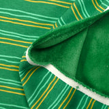 Sudadera de peluche a rayas amarillas y verde mar con fondo verde prado