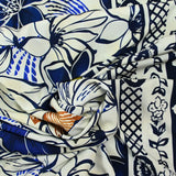 Viscose imprimée amour des fleurs bleu fond blanc cassé