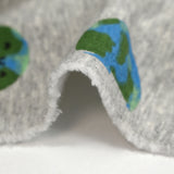 Sudadera con peluche verde tierra sobre fondo gris jaspeado