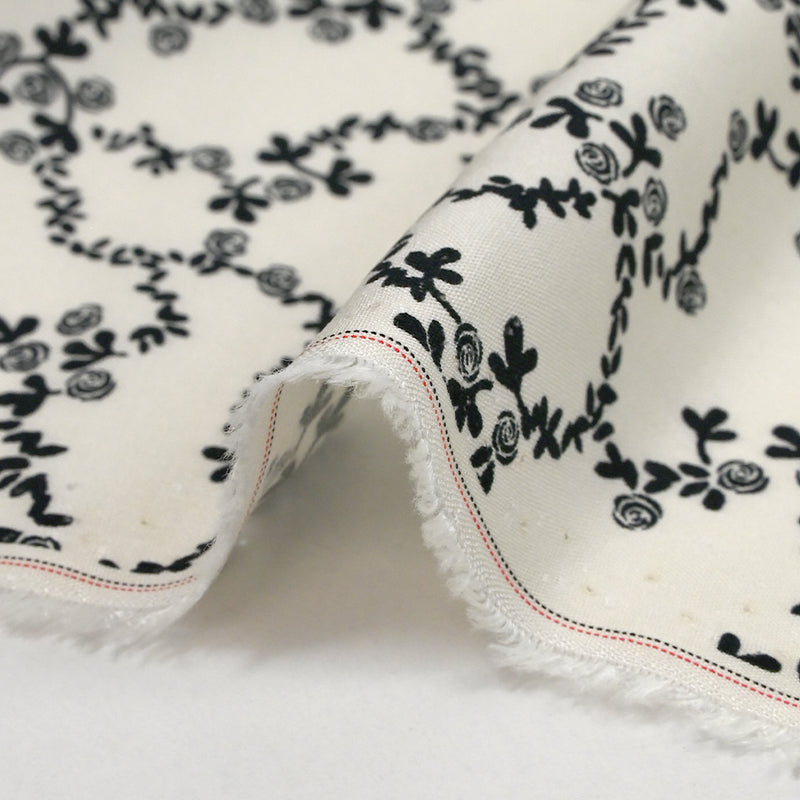 Viscose imprimée chaîne de fleurs fond blanc cassé