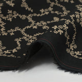 Viscose imprimée chaîne de fleurs fond noir